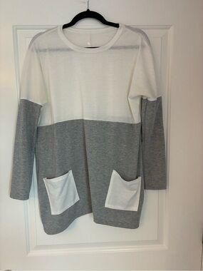 Source Unknown White and Gray Colorblock Long Sleeve Tunic with Pockets